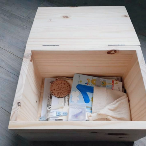 Boîte à souvenirs de bébé en bois