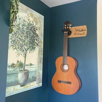 support-guitare-mural-cadeau-bois-personnalisé-artisanal