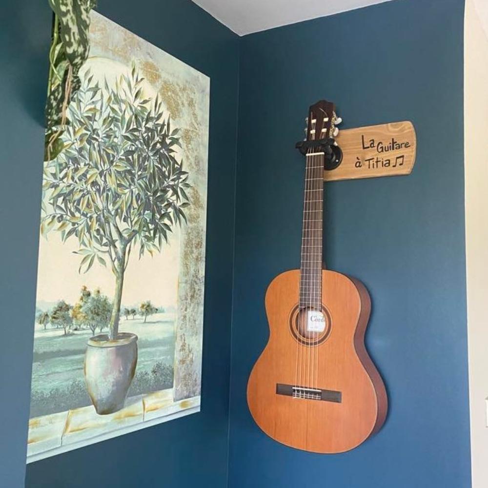 support-guitare-mural-cadeau-bois-personnalisé-artisanal