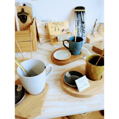 plateau-thé-bois-table-socle-tasse-cadeau-artisanal-personnalisé