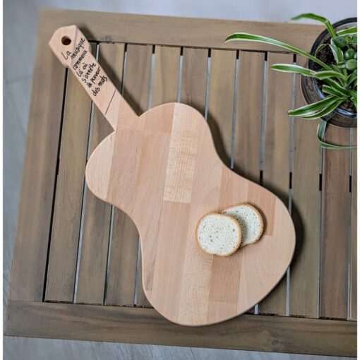 planche-apéro-decoupe-guitare-bois-artisanal